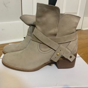 UGG Elora  1019148 Tan Stacked Heel Ankle Bootie